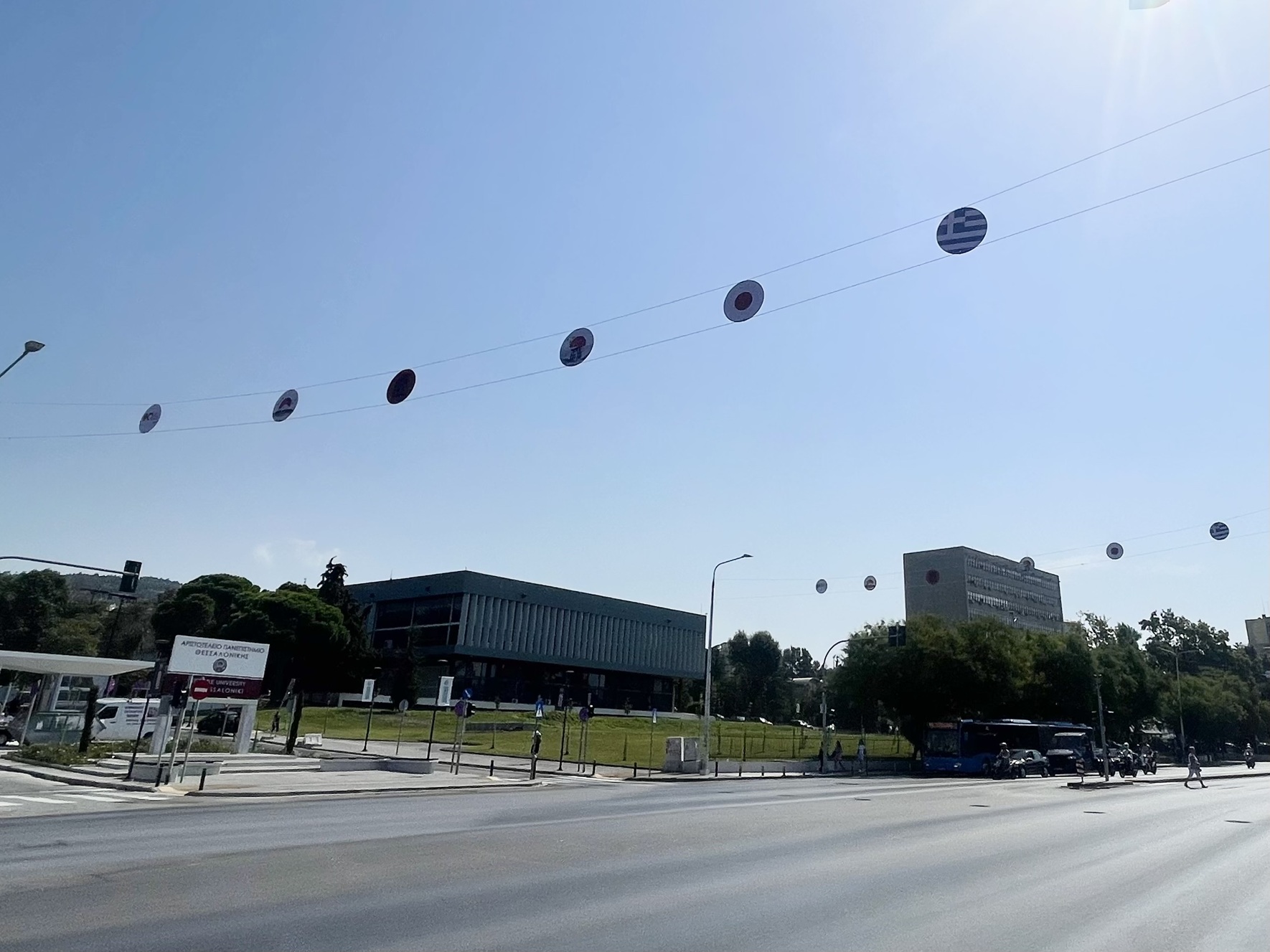 Η Θεσσαλονίκη αλλάζει όψη ενόψει της 90ής ΔΕΘ, με περισσότερα από 400 σύμβολα της Ιαπωνίας να αναρτώνται σε κεντρικά σημεία 