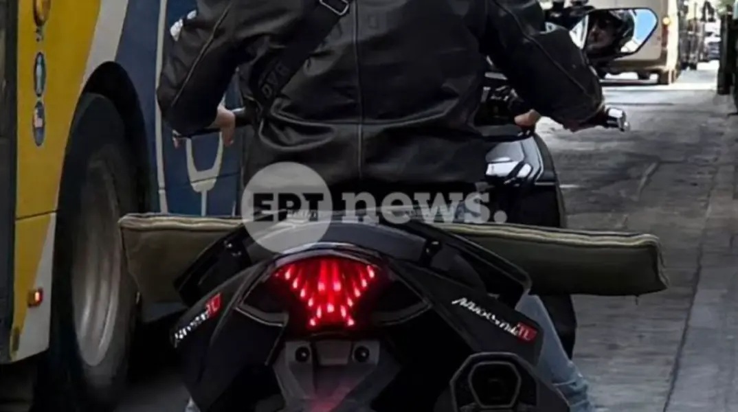 Συναγερμός στην ΕΛ.ΑΣ. για δικυκλιστή με καραμπίνα στο κέντρο της Θεσσαλονίκης - Από τον έλεγχο προέκυψε ότι το όπλο κατεχόταν νόμιμα.