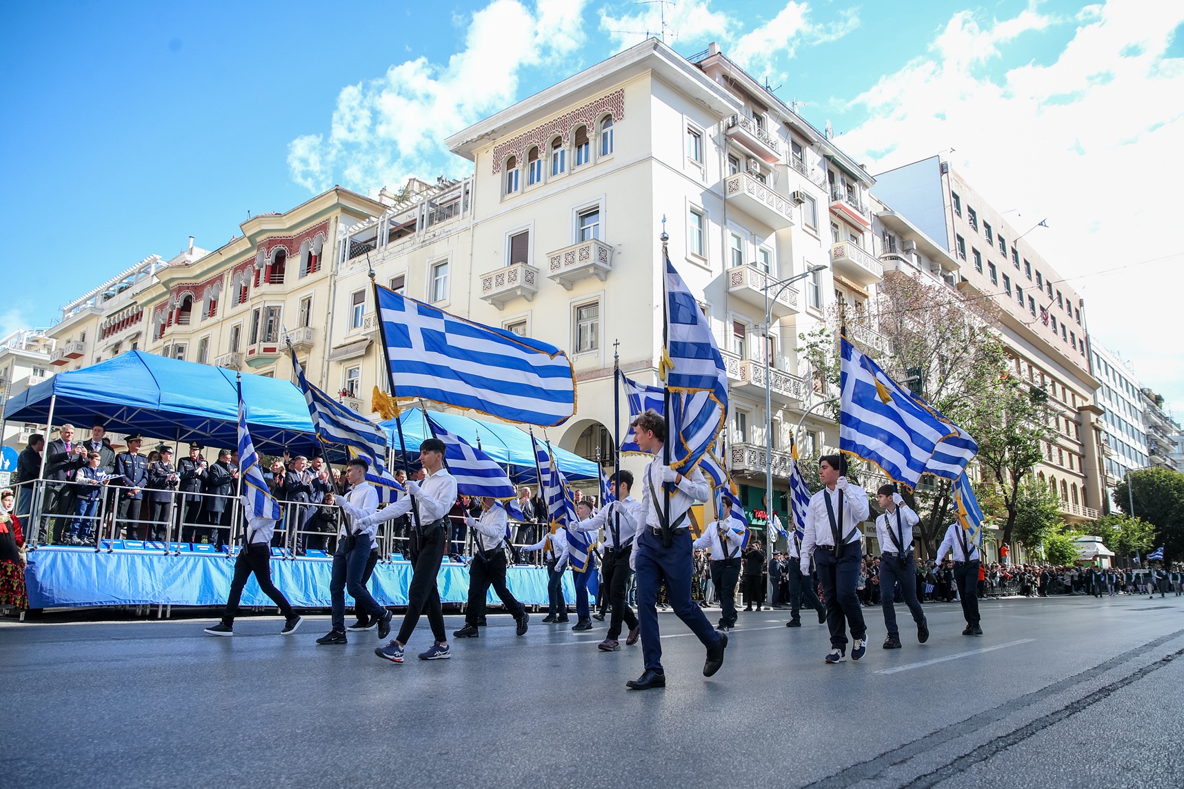 Μαθητές από 22 σχολεία συμμετείχαν στην παρέλαση της Θεσσαλονίκης για την 28η Οκτωβρίου, παρουσία εκπροσώπων της πολιτικής και αυτοδιοικητικής ηγεσίας.