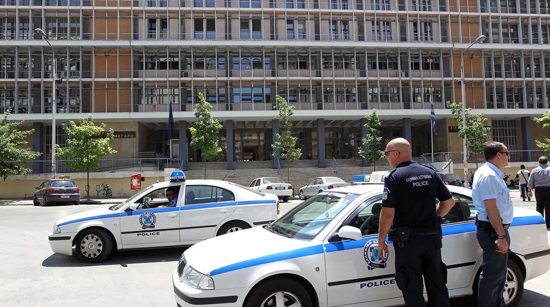 Θεσσαλονίκη: Δικογραφία για 39χρονους που πέταξαν καναπέδες και έπιπλα στο πεζοδρόμιο