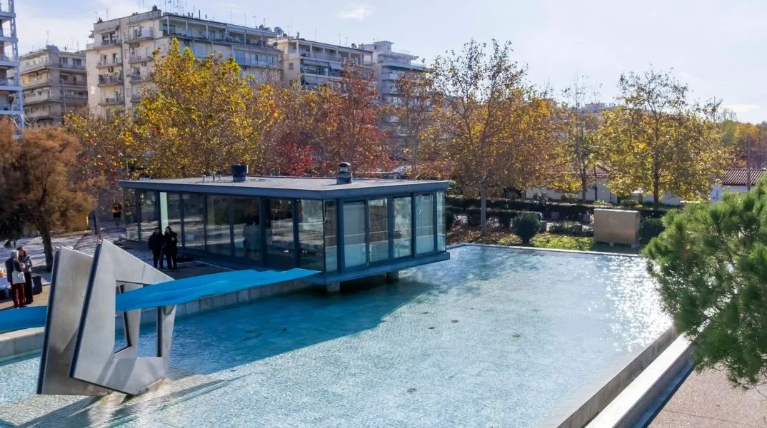 Ο Δήμος Θεσσαλονίκης μεταφέρει τη Γυάλινη Βιβλιοθήκη στον Κήπο των Γλυπτών - Δείτε το θερινό ωράριο λειτουργίας και τις ημέρες υποδοχής κοινού.