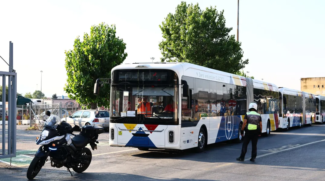 Στη Θεσσαλονίκη έφτασαν 50 νέα ηλεκτρικά λεωφορεία από την Κίνα - Θα ενισχύσουν τον ΟΑΣΘ από Σεπτέμβριο με οχήματα μηδενικών ρύπων και αυξημένης χωρητικότητας.
