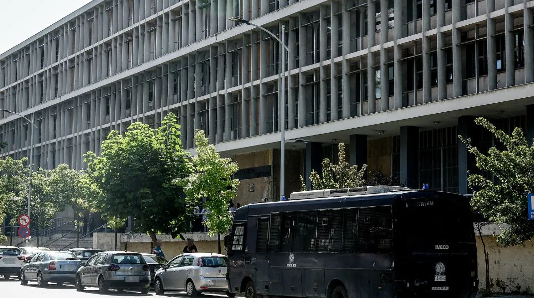 Στους τέσσερις έφτασαν οι προφυλακισθέντες για τη φονική επίθεση με γκαζάκια στη Θεσσαλονίκη, στην οποία έχασε τη ζωή της η Βάγια Νέστορα.