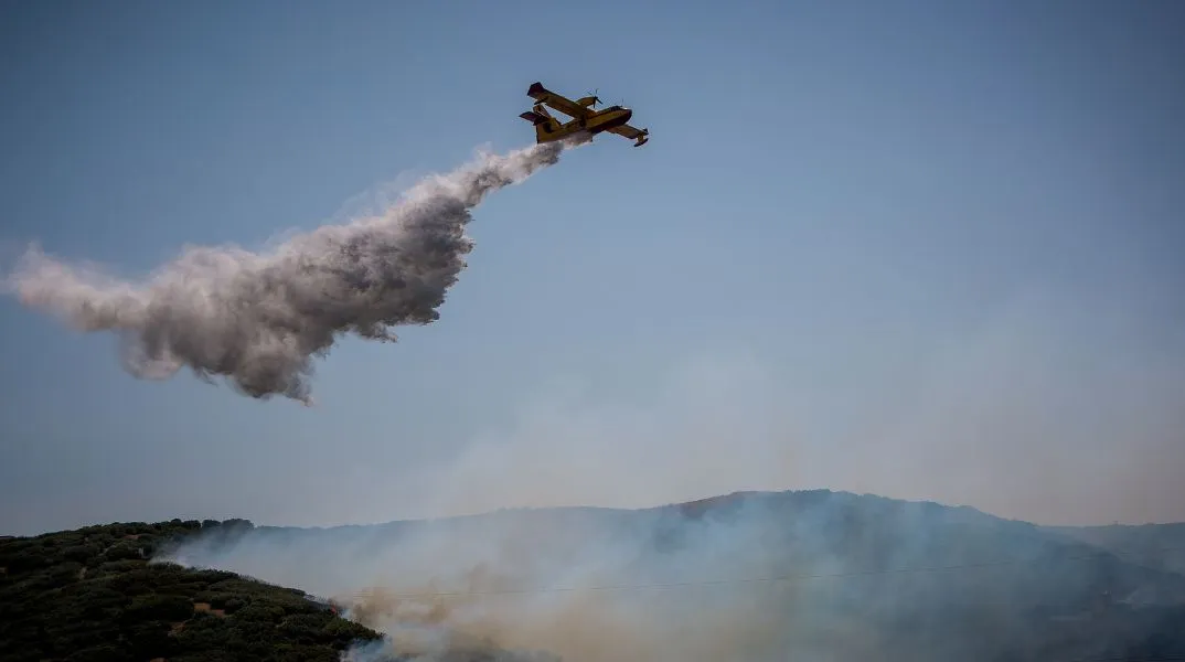 Υπό έλεγχο τέθηκε η πυρκαγιά στη Μόλα Καλύβα Χαλκιδικής μετά από επιχείρηση 60 πυροσβεστών και ελικοπτέρου - Έρευνες για τα αίτια από το Ανακριτικό