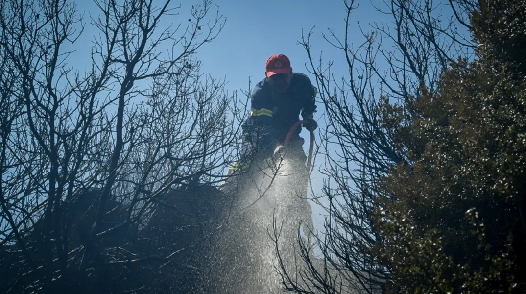 Χειροπέδες σε 59χρονο που φέρεται να έβαλε έξι φωτιές στη Σίνδο