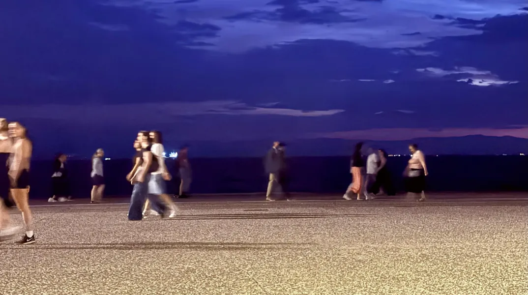 Νέα Παραλία, βράδυ