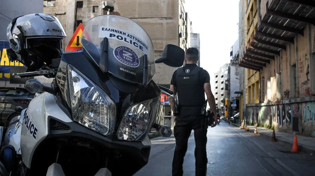 Τρεις άνδρες συνελήφθησαν στη Θεσσαλονίκη για απόπειρα ανθρωποκτονίας με πυροβολισμούς το 2025 - Ένας ακόμη αναζητείται - Κατασχέθηκαν όπλα και πλαστά έγγραφα.