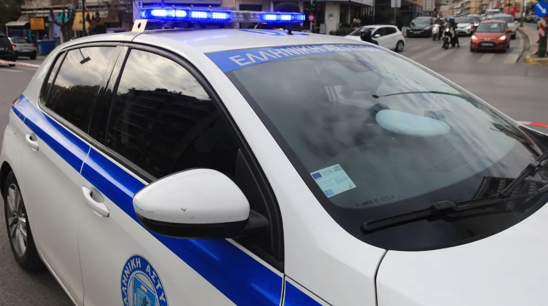 Δύο κοριτσάκια 2 και 4 ετών βγήκαν μόνα από το σπίτι τους στη Θεσσαλονίκη και εντοπίστηκαν από αστυνομικούς - Συνελήφθη ο 31χρονος πατέρας τους.