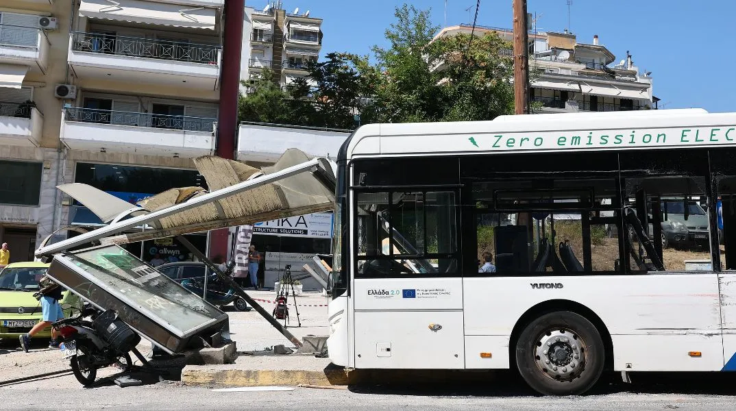 Νεότερη ενημέρωση: Σε σοβαρή κατάσταση 21χρονη μετά το τροχαίο με τα δύο λεωφορεία στη Θεσσαλονίκη