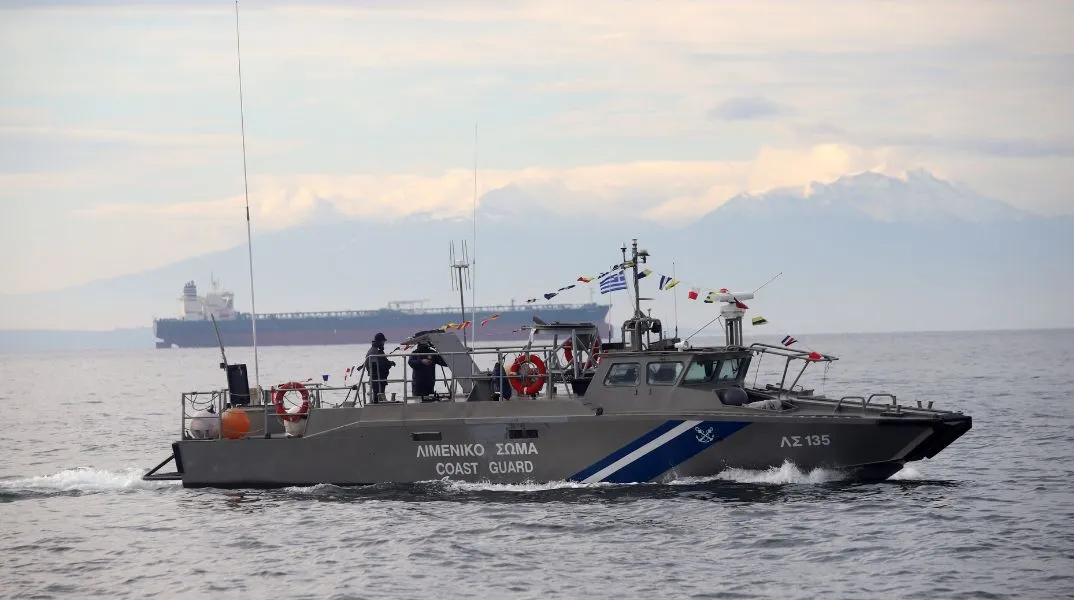 Συνελήφθη 47χρονος ναυτικός στο λιμάνι της Θεσσαλονίκης, καθώς υπό την επήρεια αλκοόλ απείλησε με μαχαίρι συνάδελφό του σε φορτηγό πλοίο.