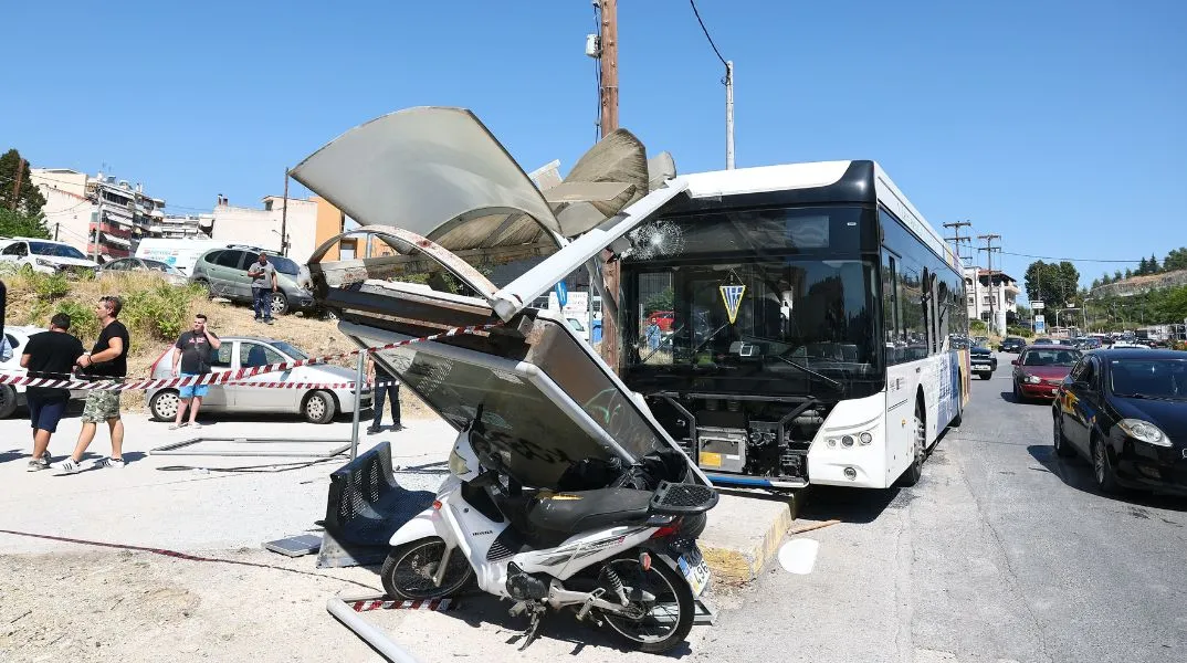Τέσσερις τραυματίες μετά από τροχαίο με λεωφορείο στη Θεσσαλονίκη - Ο ΟΑΣΘ εκφράζει συμπαράσταση και συνεργάζεται με την Τροχαία για τα αίτια.
