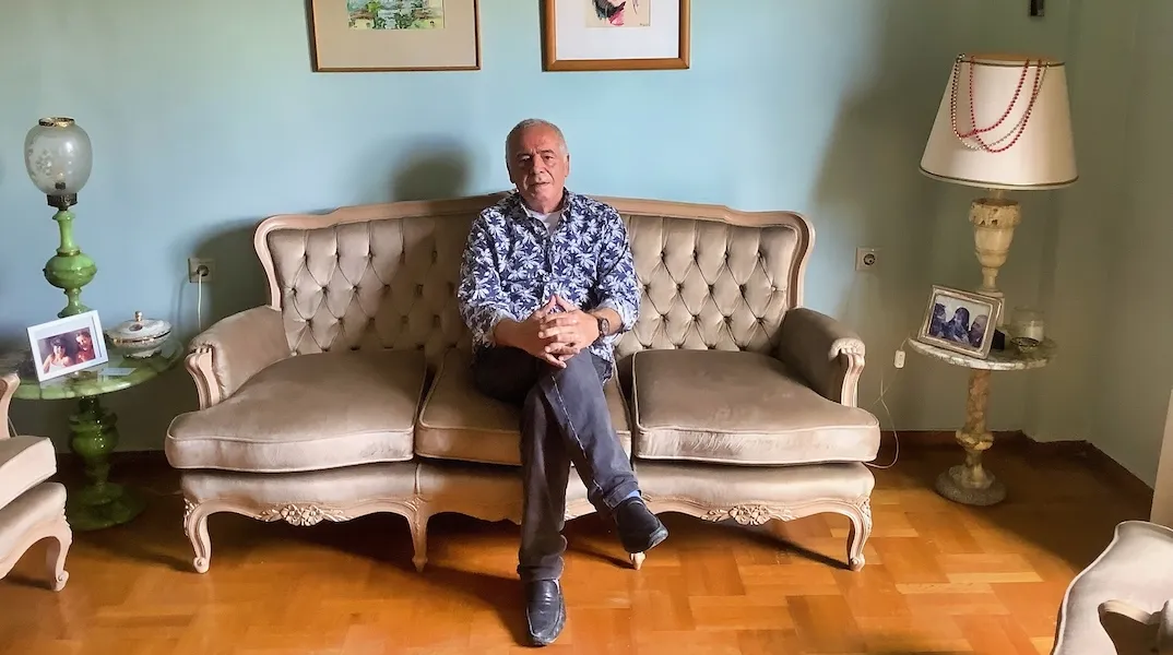 Ο Χάρης Θεοφράστου εκστασιάζεται όταν ακούει να ουρλιάζουν τα πιτσιρίκια από τα σχολεία της Ικτίνου