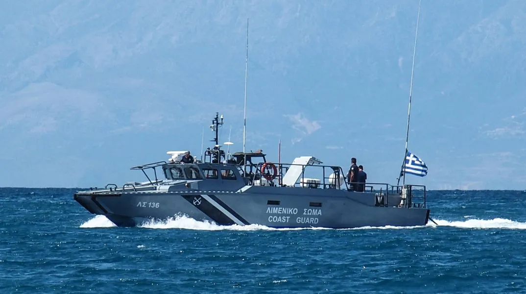 Βύθιση ταχύπλοου σκάφους στο Δεβελίκι Χαλκιδικής λόγω πυρκαγιάς - Κολύμπησε μέχρι την ακτή και είναι καλά στην υγεία του ο μοναδικός επιβαίνων.