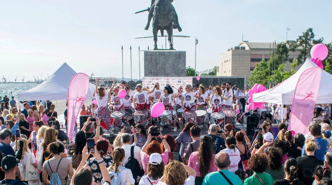 Pink Together: Η Νέα Παραλία βάφεται ροζ και η αλληλεγγύη γίνεται το street style της Θεσσαλονίκης