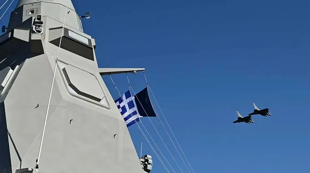 Η φρεγάτα «Κίμων» βάζει πλώρη για τη Θεσσαλονίκη στο πλαίσιο των εορτασμών για την 28η Οκτωβρίου, με το κοινό να μπορεί να την επισκέπτεται συγκεκριμένες ώρες