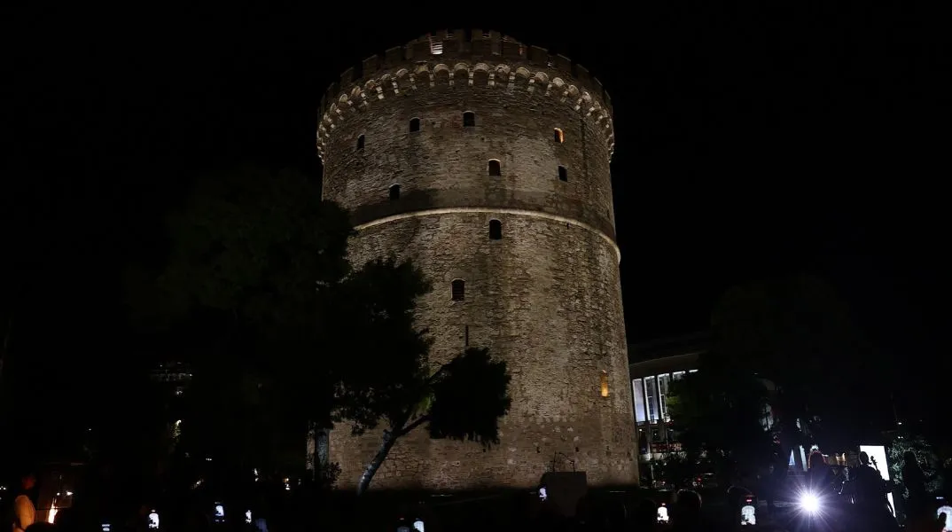 Θεσσαλονίκη: Αποκαλυπτήρια του νέου φωτισμού στον Λευκό Πύργο υπό την παρουσία του πρωθυπουργού και του Προέδρου της Δημοκρατίας - Δείτε φωτογραφίες