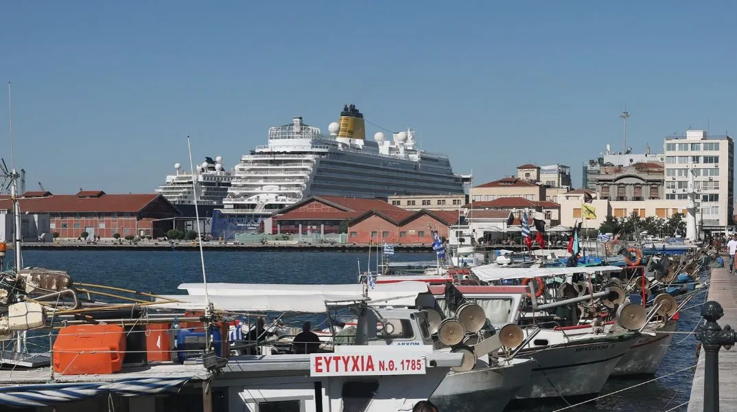 Αλιείς στη Θεσσαλονίκη μπλόκαραν φορτηγά με τουρκικά ψάρια στη Νέα Μηχανιώνα - Κλιμακώνουν τις κινητοποιήσεις - Ζητούν μείωση κόστους πετρελαίου 