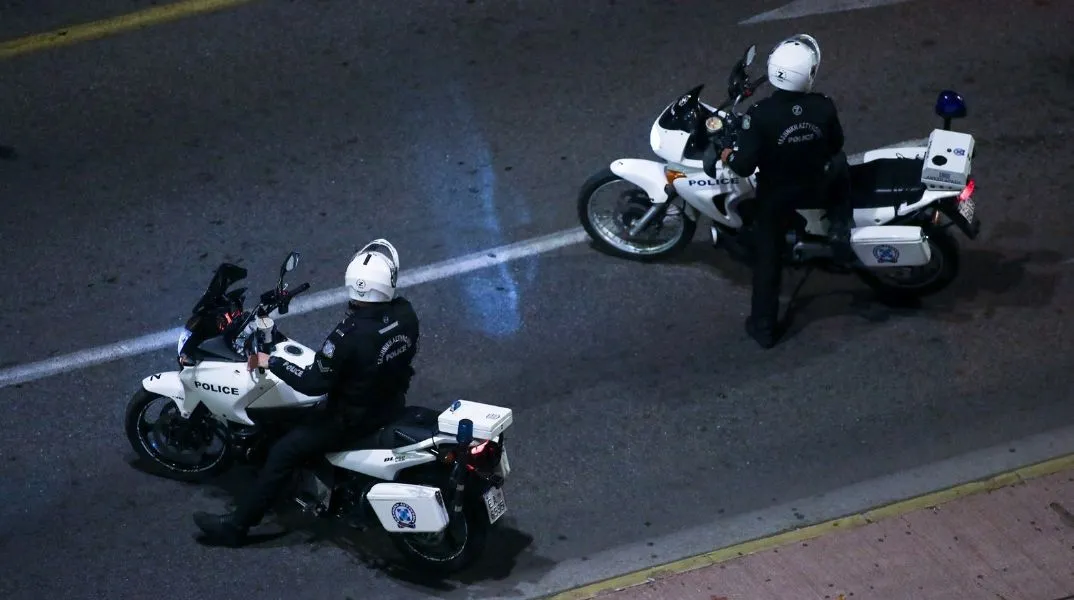 Επεισοδιακή σύλληψη 18χρονου διακινητή στη Θεσσαλονίκη, ο οποίος προσέκρουσε σε περιπολικά στην Εγνατία Οδό μεταφέροντας τέσσερις Αφγανούς.