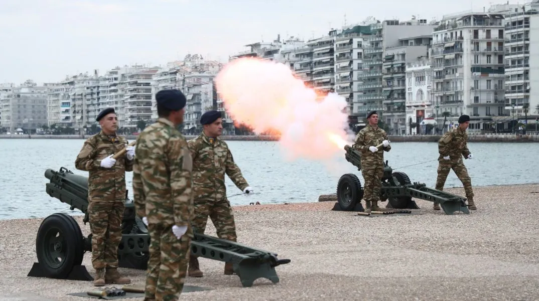 Με 21 κανονιοβολισμούς και έπαρση της σημαίας στον Λευκό Πύργο ξεκίνησαν στη Θεσσαλονίκη οι εορτασμοί για τον Άγιο Δημήτριο και τα 114 χρόνια από την απελευθέρωση.