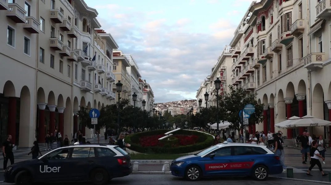 Ο ΕΣΘ υπενθυμίζει την υποχρεωτική αργία της 26ης Οκτωβρίου στη Θεσσαλονίκη, με τις επιχειρήσεις σε επτά δήμους να παραμένουν κλειστές.