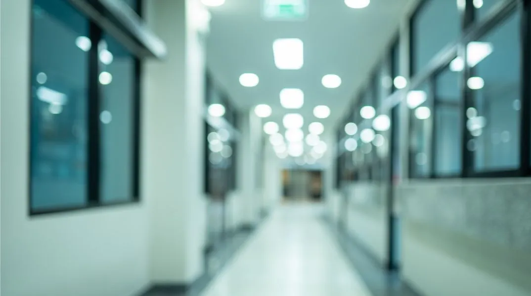 Σε σπίτια ή άλλες δομές μεταφέρονται ασθενείς από την ιδιωτική κλινική της Θεσσαλονίκης, μετά την απόφαση σφράγισης για παράνομες χημειοθεραπείες.