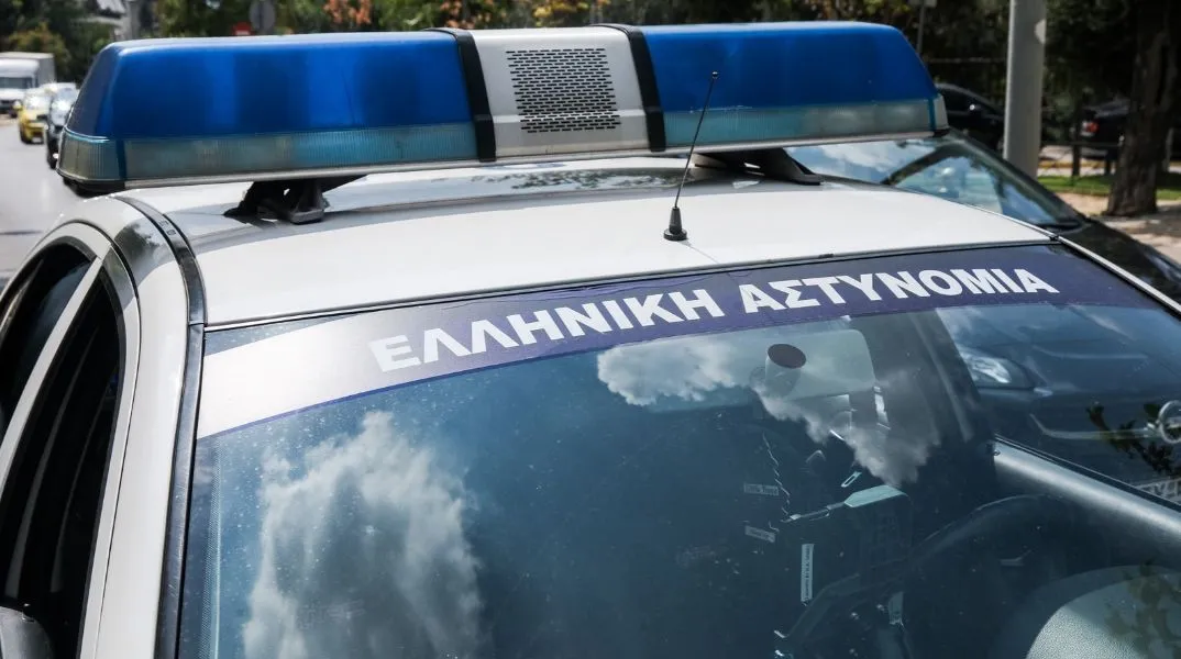 Σύλληψη δύο ατόμων στη Θεσσαλονίκη μετά από αστυνομική καταδίωξη - Εντοπίστηκαν όπλο, 15 φυσίγγια, κοκαΐνη και κλεμμένο κινητό.