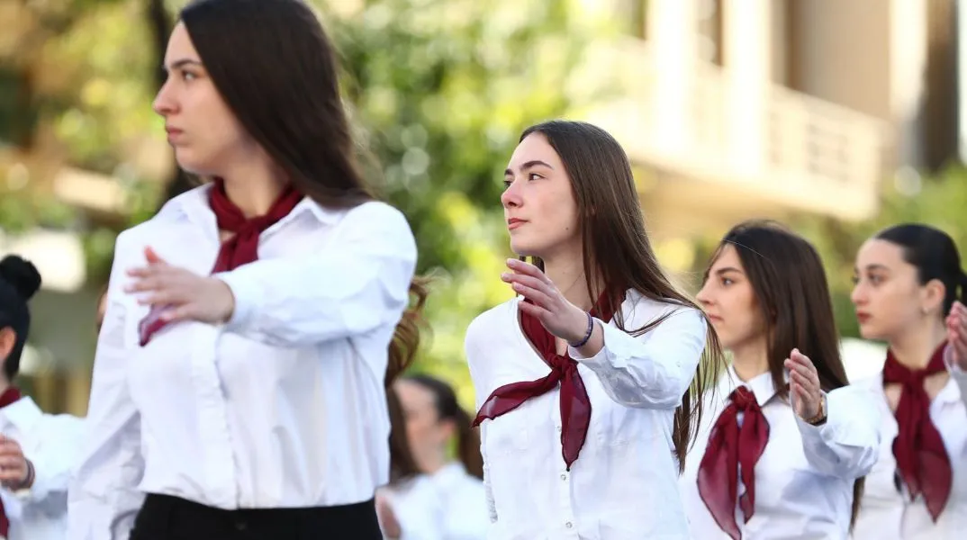 Μαθητές από 22 σχολεία συμμετείχαν στην παρέλαση της Θεσσαλονίκης για την 28η Οκτωβρίου, παρουσία εκπροσώπων της πολιτικής και αυτοδιοικητικής ηγεσίας.