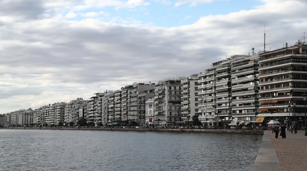 Θεσσαλονίκη: Κατήγγειλε ότι τον βίασαν, τον τραυμάτισαν με μαχαίρι και τον πέταξαν στον Θερμαϊκό - Δύο συλλήψεις