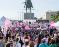 Pink Together: Η Νέα Παραλία βάφεται ροζ και η αλληλεγγύη γίνεται το street style της Θεσσαλονίκης