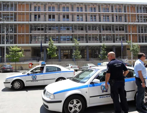 Θεσσαλονίκη: Δικογραφία για 39χρονους που πέταξαν καναπέδες και έπιπλα στο πεζοδρόμιο