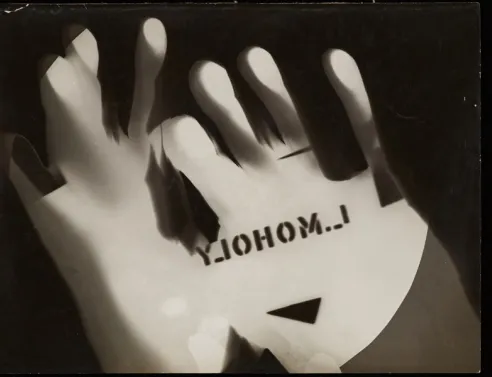Laszlo Moholy-Nagy - Light Play: Φως, σκοτάδι και ένας σταρ του - Άτιτλο φωτόγραμμα (χέρια), 1925-1926. Εκθεσιακή εκτύπωση με την ευγενική παραχώρηση του Estate of László Moholy-Nagy Bauhaus στο λιμάνι