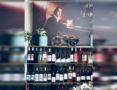 Ο Nick Cave μένει σ’ ένα παντοπωλείο της Θεσσαλονίκης