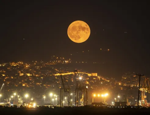 Η Αυγουστιάτικη Πανσέληνος φωτίζει τα μνημεία της Θεσσαλονίκης