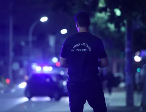 Επεισόδιο στον Φοίνικα με πέντε συλλήψεις ατόμων που επιτέθηκαν σε αστυνομικούς
