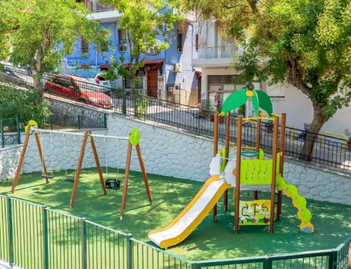 Δύο παιδικές χαρές στην Άνω Πόλη Θεσσαλονίκης ανακατασκευάστηκαν και παραδόθηκαν σε χρήση, ενισχύοντας το δίκτυο των 70 χώρων παιχνιδιού του δήμου