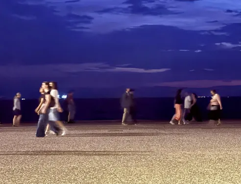Νέα Παραλία, βράδυ