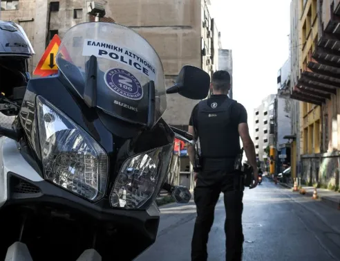 Τρεις άνδρες συνελήφθησαν στη Θεσσαλονίκη για απόπειρα ανθρωποκτονίας με πυροβολισμούς το 2025 - Ένας ακόμη αναζητείται - Κατασχέθηκαν όπλα και πλαστά έγγραφα.