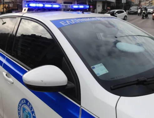 Δύο κοριτσάκια 2 και 4 ετών βγήκαν μόνα από το σπίτι τους στη Θεσσαλονίκη και εντοπίστηκαν από αστυνομικούς - Συνελήφθη ο 31χρονος πατέρας τους.
