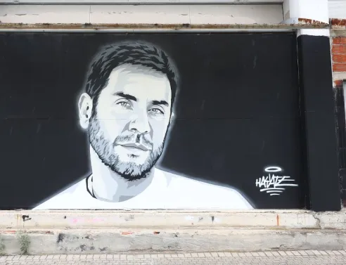 Τοιχογραφία του Γιώργου Μαζωνάκη στη Θεσσαλονίκη - Ο Ηλίας Στύλος, ο street artist γνωστός μέσα από το ψευδώνυμο Hayate, είπε το δικό του στον τραγουδιστή