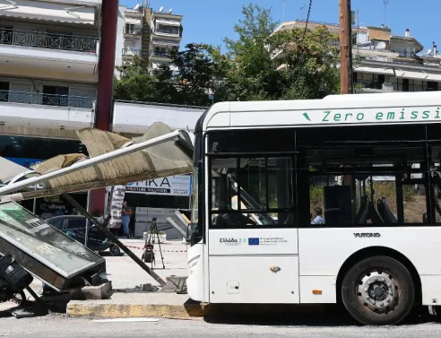 Νεότερη ενημέρωση: Σε σοβαρή κατάσταση 21χρονη μετά το τροχαίο με τα δύο λεωφορεία στη Θεσσαλονίκη