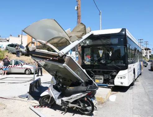Τέσσερις τραυματίες μετά από τροχαίο με λεωφορείο στη Θεσσαλονίκη - Ο ΟΑΣΘ εκφράζει συμπαράσταση και συνεργάζεται με την Τροχαία για τα αίτια.