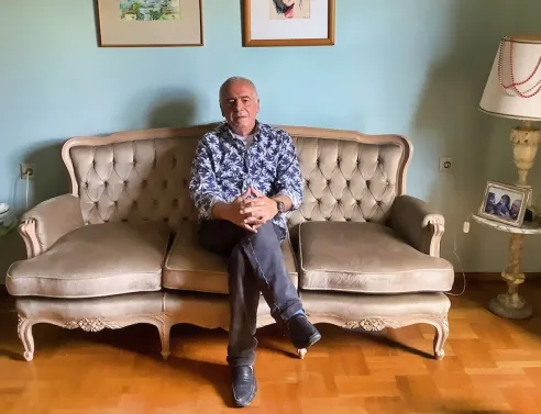Ο Χάρης Θεοφράστου εκστασιάζεται όταν ακούει να ουρλιάζουν τα πιτσιρίκια από τα σχολεία της Ικτίνου