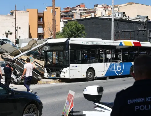 Θεσσαλονίκη: 2 τραυματίες σε σοβαρή κατάσταση από το τροχαίο στο οποίο ενεπλάκησαν δύο λεωφορεία