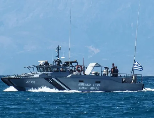 Βύθιση ταχύπλοου σκάφους στο Δεβελίκι Χαλκιδικής λόγω πυρκαγιάς - Κολύμπησε μέχρι την ακτή και είναι καλά στην υγεία του ο μοναδικός επιβαίνων.