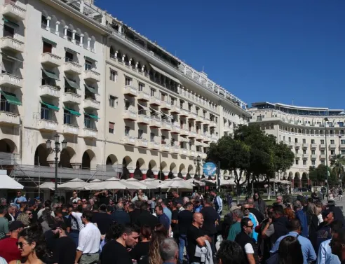 Συμβολικό αποκλεισμό της Λεωφόρου Νίκης στη Θεσσαλονίκη πραγματοποίησαν αλιείς - Διεκδικούν φθηνότερο πετρέλαιο και λύσεις στα προβλήματά τους.
