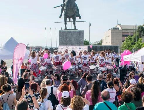 Pink Together: Η Νέα Παραλία βάφεται ροζ και η αλληλεγγύη γίνεται το street style της Θεσσαλονίκης