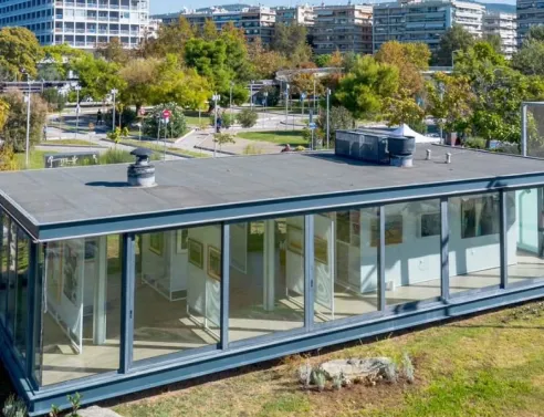 Εγκαινιάστηκε στη Νέα Παραλία Θεσσαλονίκης η Γυάλινη Πινακοθήκη - Ένας σύγχρονος χώρος τέχνης που συνδέει τον δημόσιο χώρο με τον πολιτισμό.
