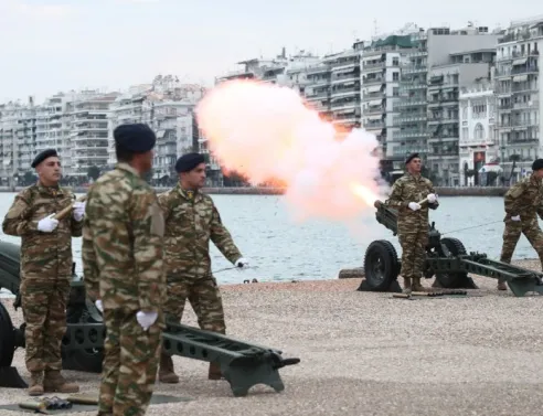 Με 21 κανονιοβολισμούς και έπαρση της σημαίας στον Λευκό Πύργο ξεκίνησαν στη Θεσσαλονίκη οι εορτασμοί για τον Άγιο Δημήτριο και τα 114 χρόνια από την απελευθέρωση.