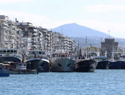 Σε αποκλεισμό του λιμανιού Θεσσαλονίκης προχωρούν οι αλιείς, με δεκάδες σκάφη στον Θερμαϊκό να διαμαρτύρονται για το κόστος πετρελαίου.