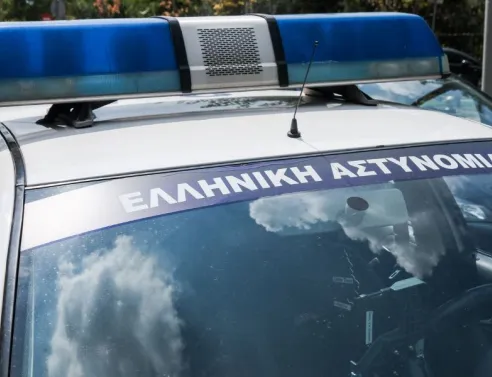 Σύλληψη δύο ατόμων στη Θεσσαλονίκη μετά από αστυνομική καταδίωξη - Εντοπίστηκαν όπλο, 15 φυσίγγια, κοκαΐνη και κλεμμένο κινητό.